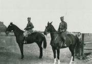 zdjęcie przedstawiające płk. Stanisława Królickiego na koniu (z lewej), lata 30-te. Zdjęcie pochodzi z archiwum rodzinnego P. Haliny Fidyt